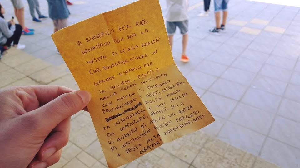 Biglietto scritto a mano lasciato da ospiti di Mariscò