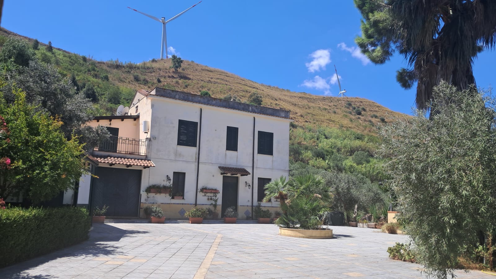 Facciata della casa di Mariscò nella campagna siciliana