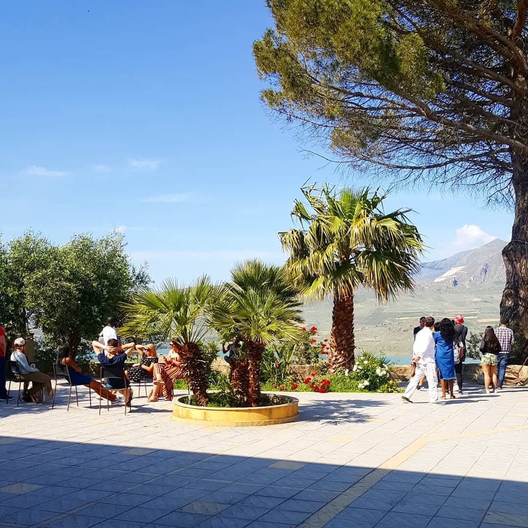 Terrazza di Mariscò con persone e panorama sulle colline
