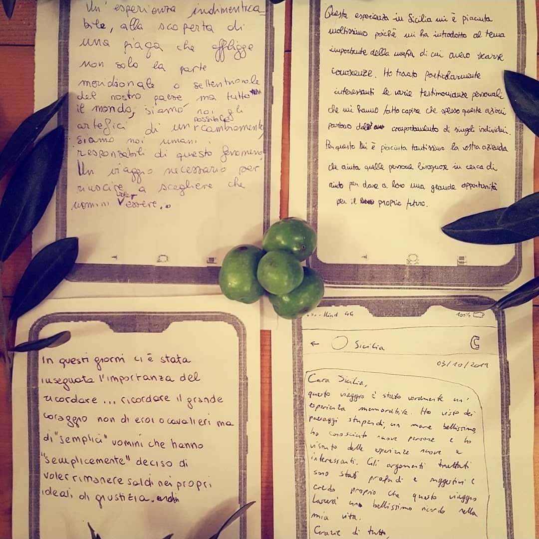 Biglietti scritti a mano lasciati sul tavolo da ospiti di Mariscò