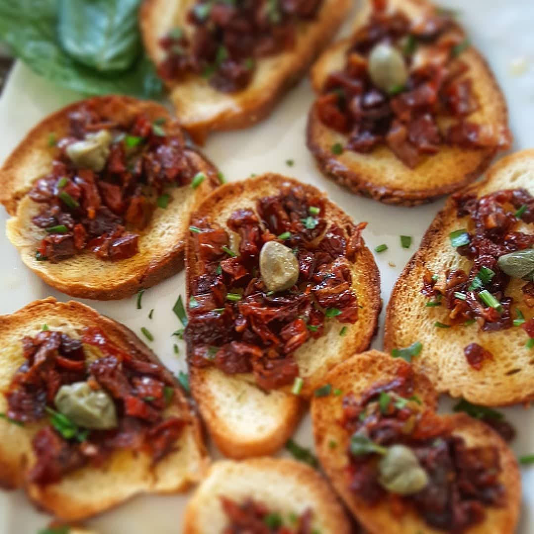 Bruschette con pomodoro secco