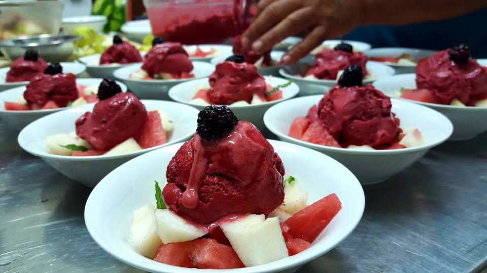 Gelato artigianale ai gelsi neri con frutta fresca
