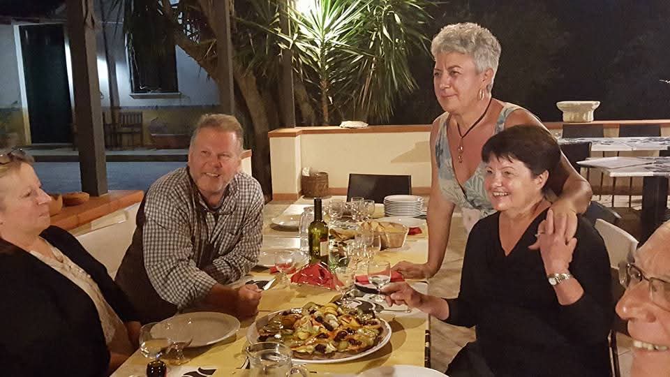 Momenti di convivialità a tavola a Mariscò