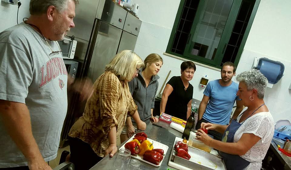 Preparazioni in cucina con gli ospiti