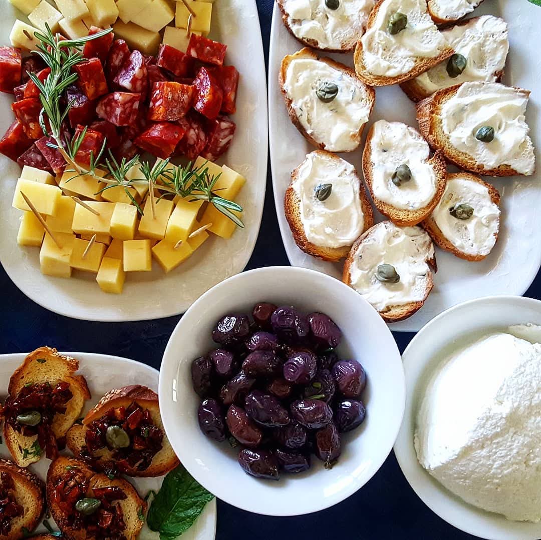 Tavola con olive, formaggi, salumi e bruschette a km 0